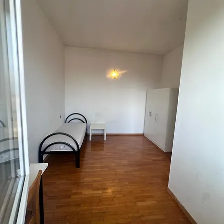 Piazza Vida 12 Palace בית אירוח
